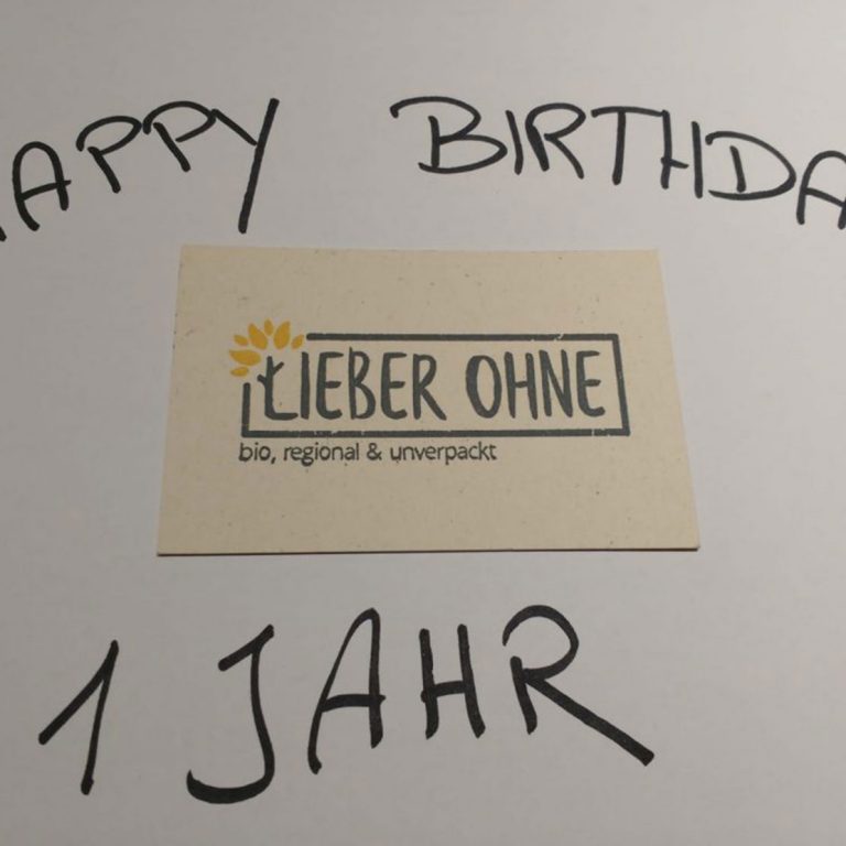 Mit Schwarzstift geschrieben auf einem weißen Papier: Happy Birthday Lieber Ohne - 1 Jahr