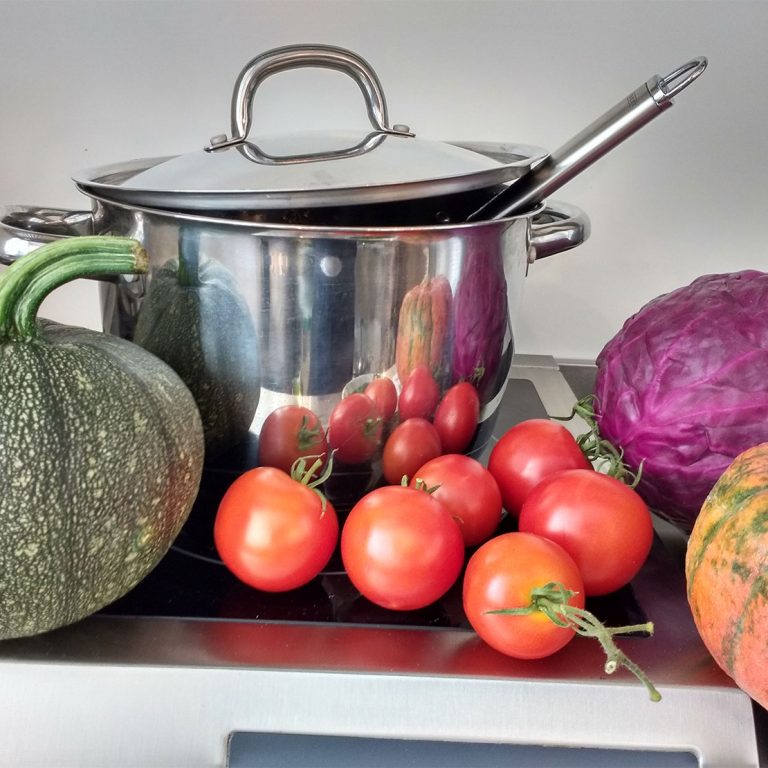 Verschiedenes Gemüse und ein Kochtopf auf einem Tisch