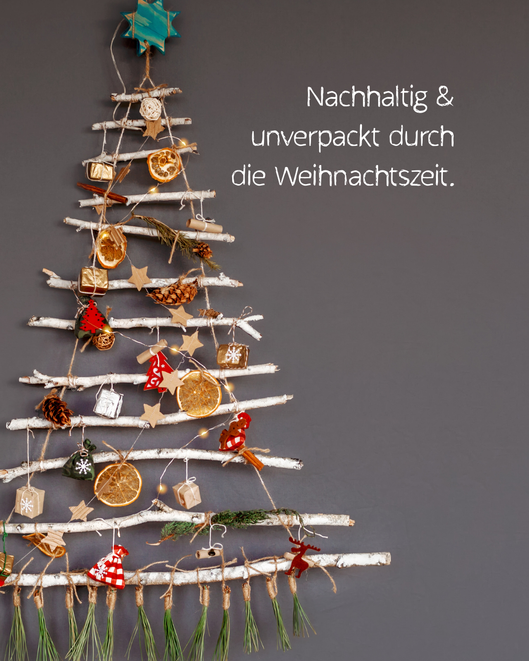 Selbst gebastelter Christbaum aus altem Holz und Dekomaterialien